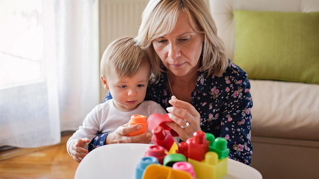 reconversion après infirmière : assistante maternelle