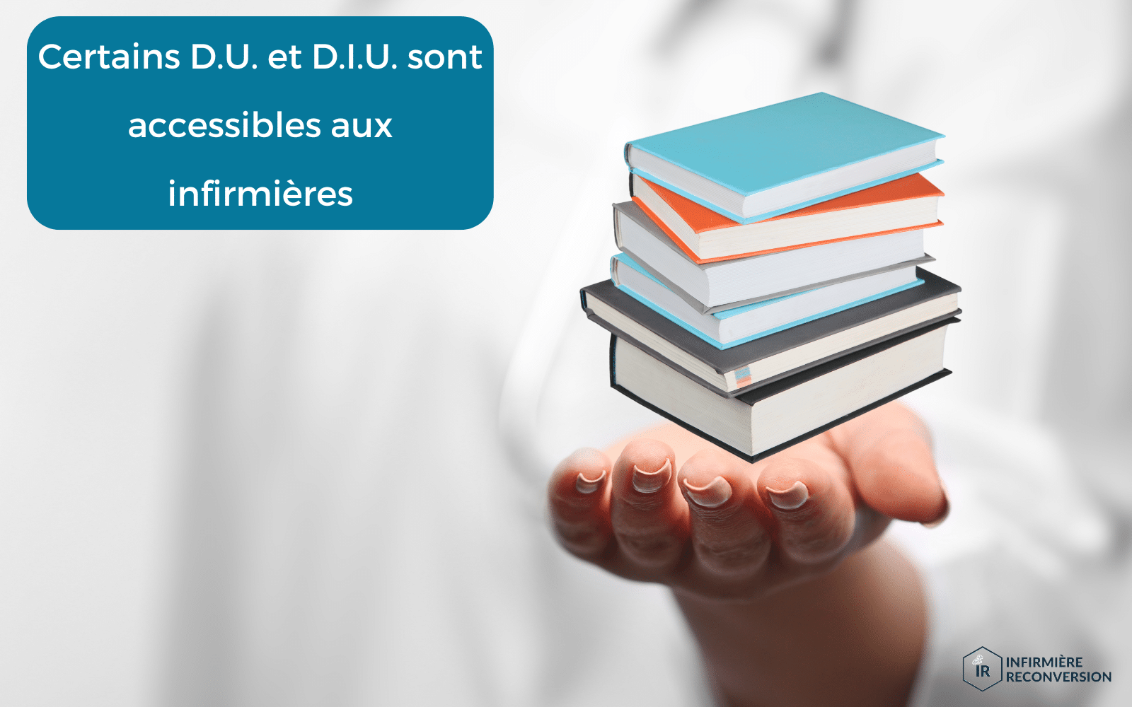 main d'infirmière qui tient des livres universitaires