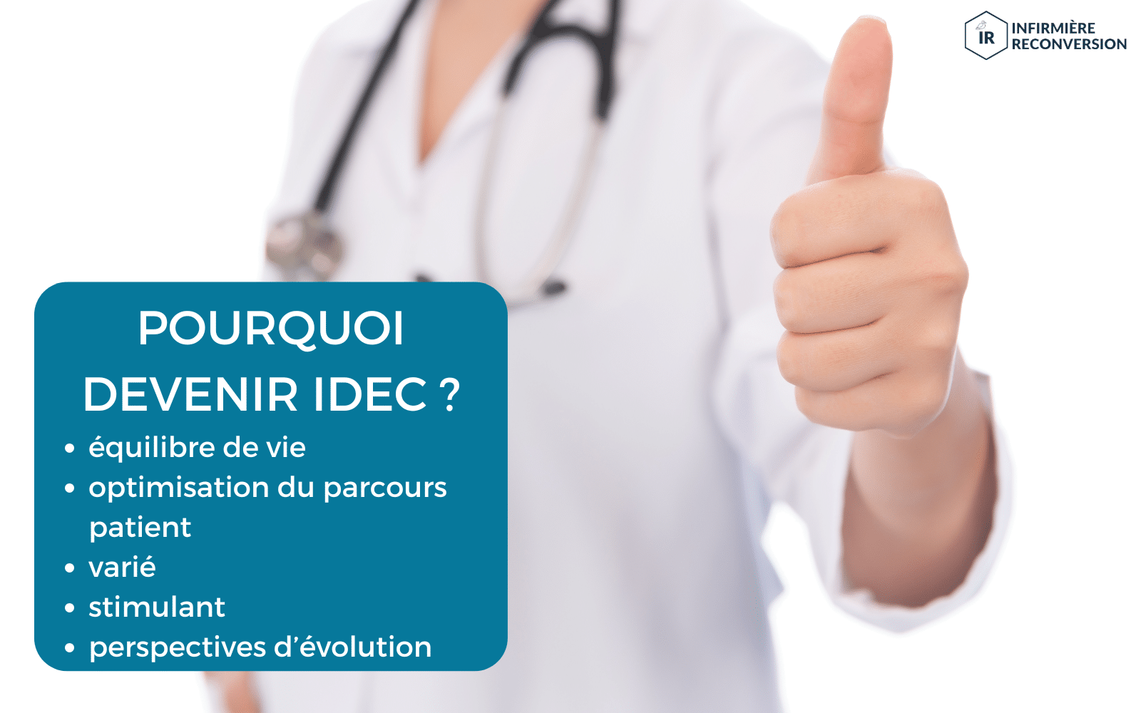 infirmière pouce en l'air, qui est heureuse de coordonner les équipes